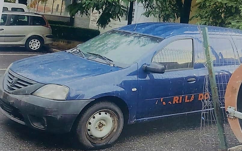Poliția Locală Pitești, somație pentru proprietarul acestei mașini