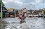 Ploaie torențială în Pitești. Cartier inundat, oameni desculți în apă