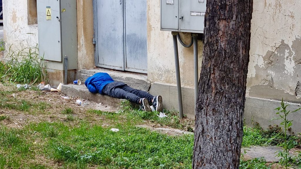 Un copil zace întins lângă un bloc din Pitești. “Este mort?!”