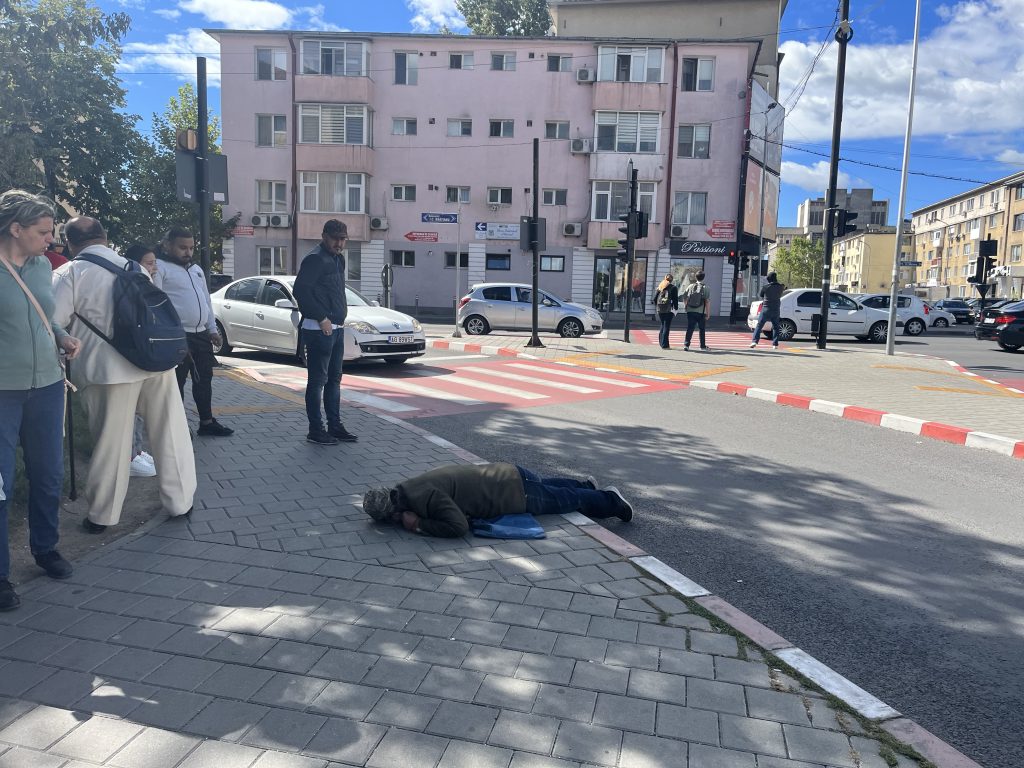Un bărbat a căzut lat pe stradă în Pitești