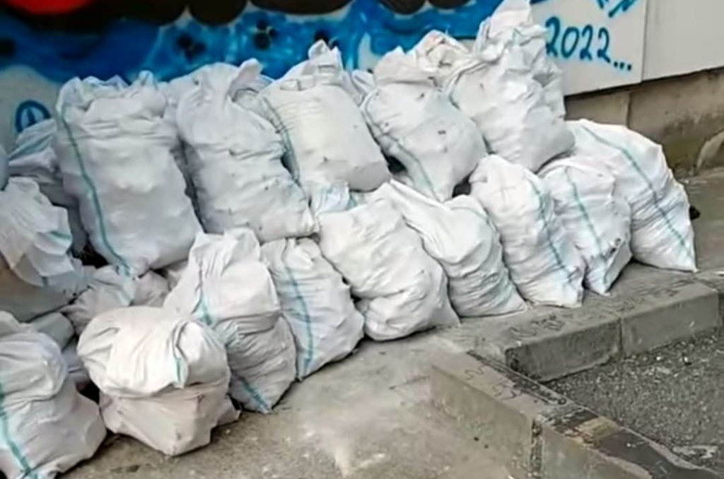 Ce a pățit un piteștean care a aruncat 30 de saci cu moloz lângă bloc