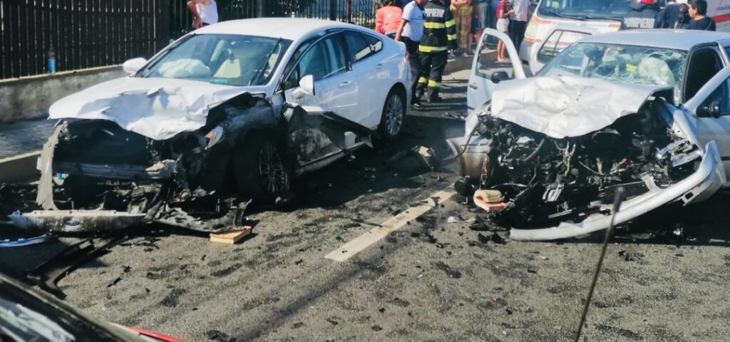Accident cu două autoturisme implicate în Pitești