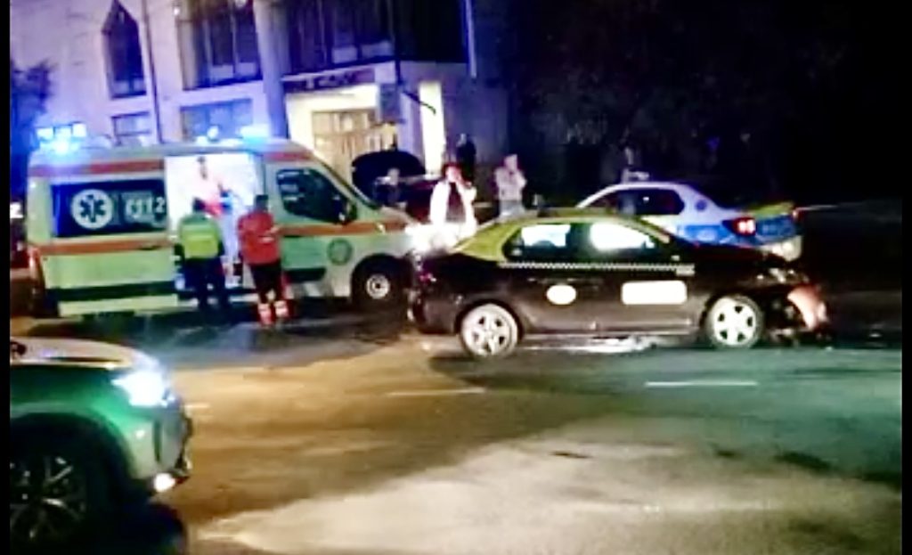 Mort de beat, un șofer de 66 ani a intrat cu mașina într-un taxi