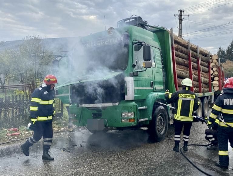 Incendiu la un camion încărcat cu lemne în Argeș