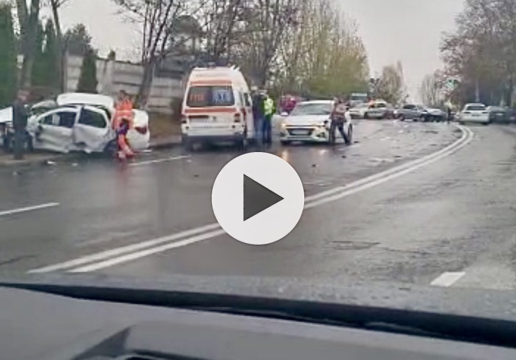 Accident cu trei autoturisme implicate în Pitești