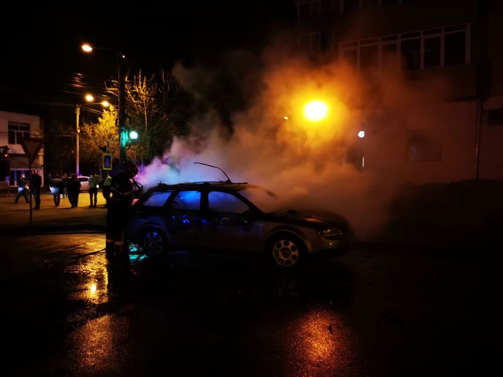 Un bărbat de 33 ani a dat foc mașinii unei femei la miezul nopții