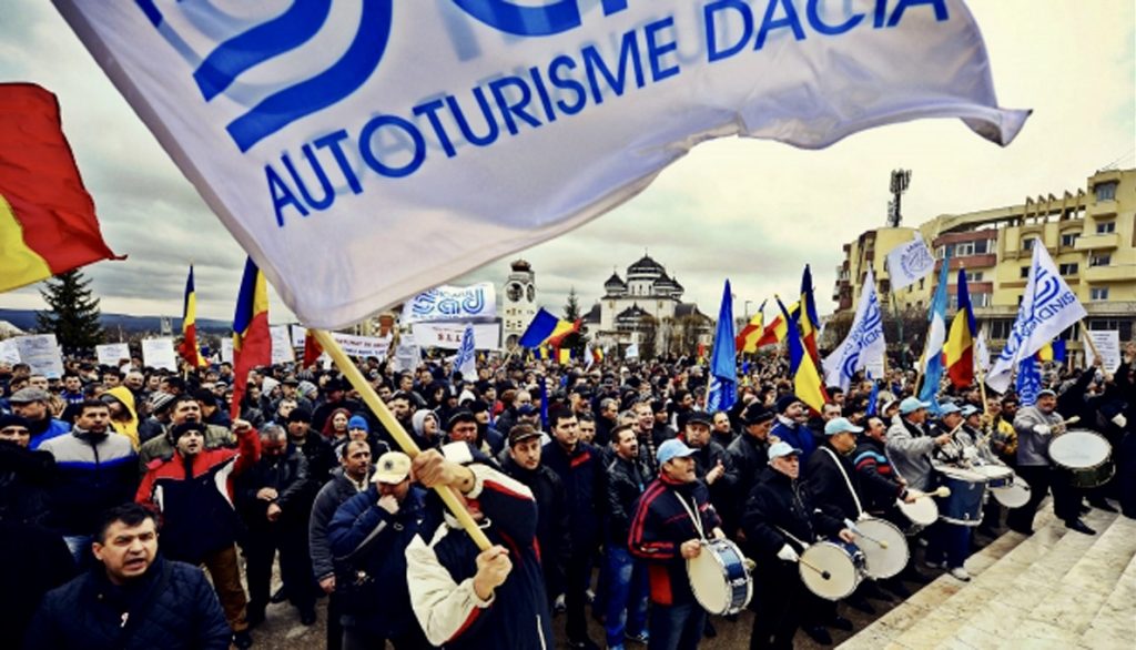Mâine: Protest cu mii de angajați la Dacia Mioveni
