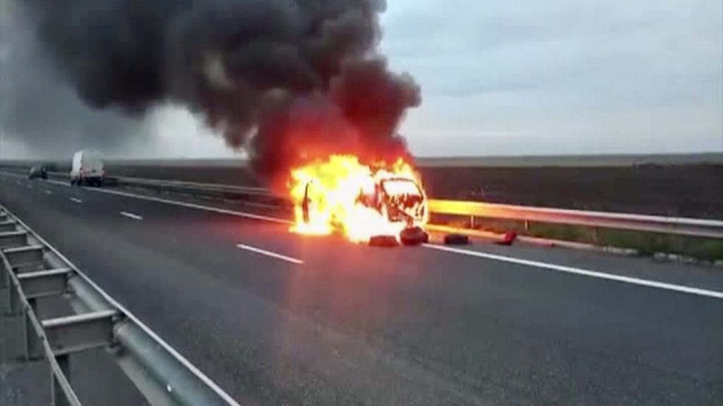 Mașină în flăcări pe A1