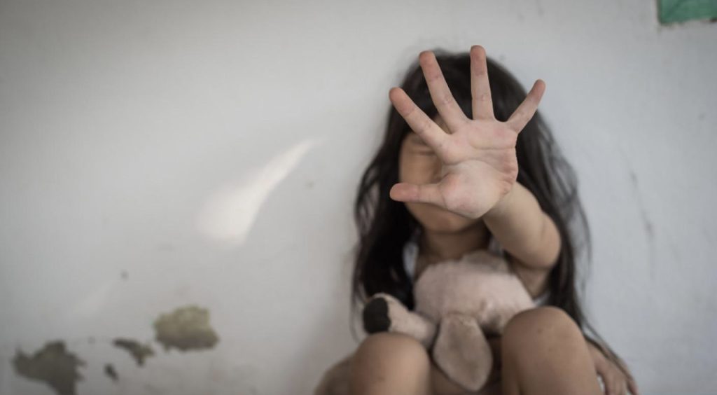 Fetiță violată de tatăl vitreg şi un prieten sub privirile mamei