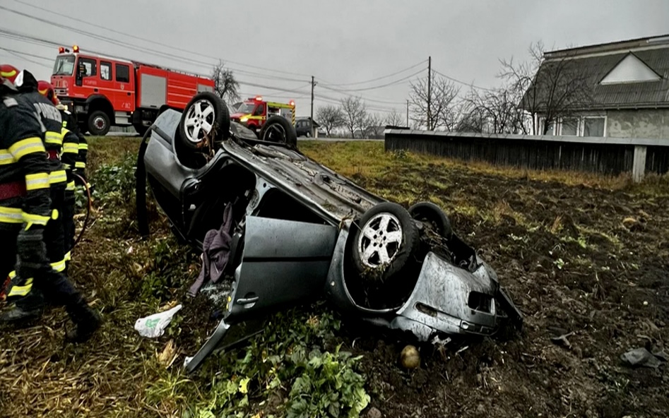Accident cu victimă, mașină răsturnată în Argeș