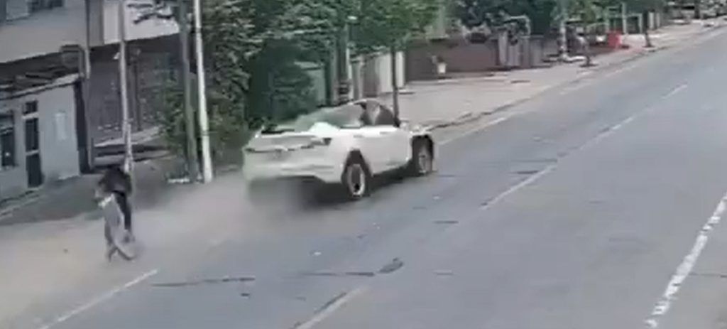 Video: Un vehicul Tesla a făcut prăpăd pe şosea