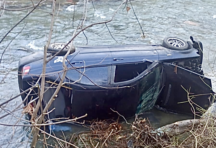 Argeș: O femeie a ajuns cu mașina în pârâu