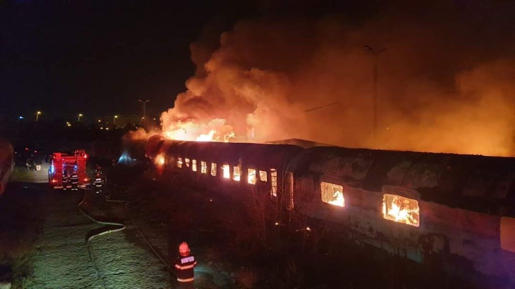 Incendiu extrem de violent. Cinci vagoane de tren au luat foc
