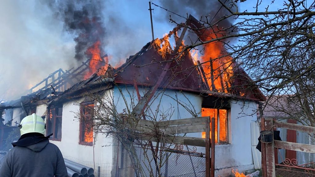 O casă a luat foc în Argeș