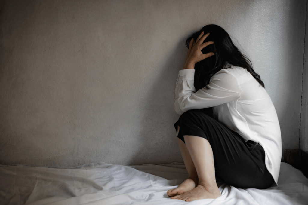 Fată de 17 ani, violată și abuzată de cel plătit s-o îngrijească