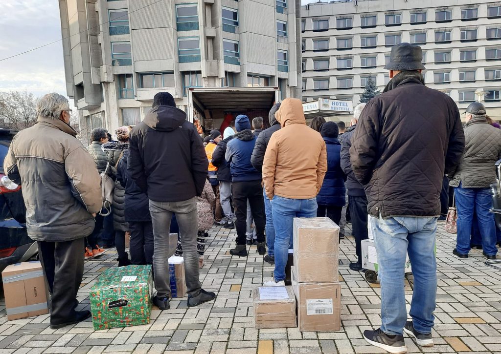 Zeci de oameni au așteptat pachete de la cei dragi în Pitești