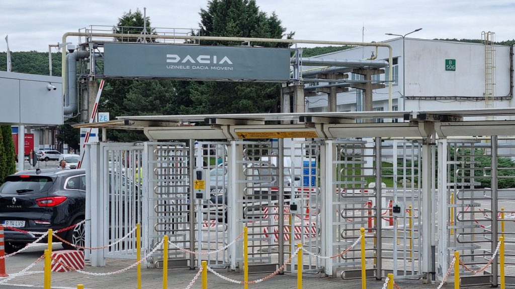 Se întrerupe activitatea la Uzina Dacia. Angajaţii care stau acasă vor fi plătiţi cu 85% din salariu şi tichete de masă