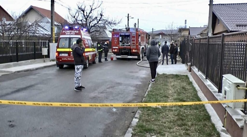Un bărbat şi-a ucis fiica și înjunghiat soția, apoi a dat foc la casă
