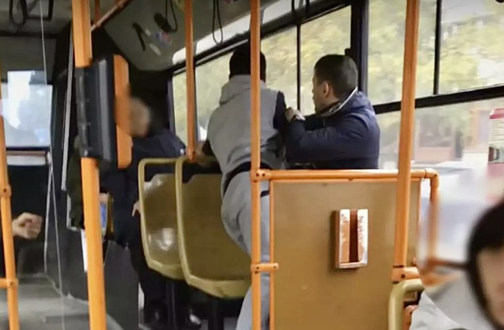 Băiat de 16 ani, bătut de alți minori într-un autobuz din Pitești