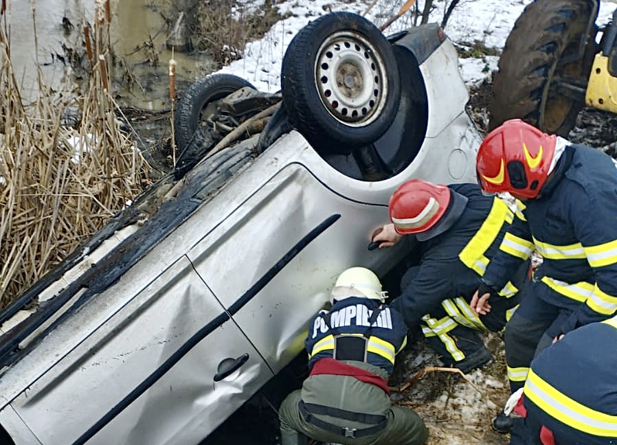 Argeș: Mașină căzută în pârâu, două persoane găsite moarte