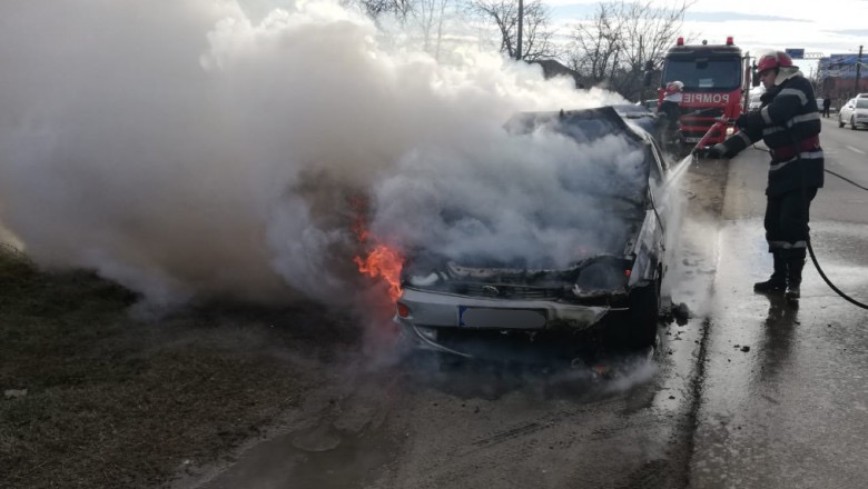 O mașină a luat foc în Argeș