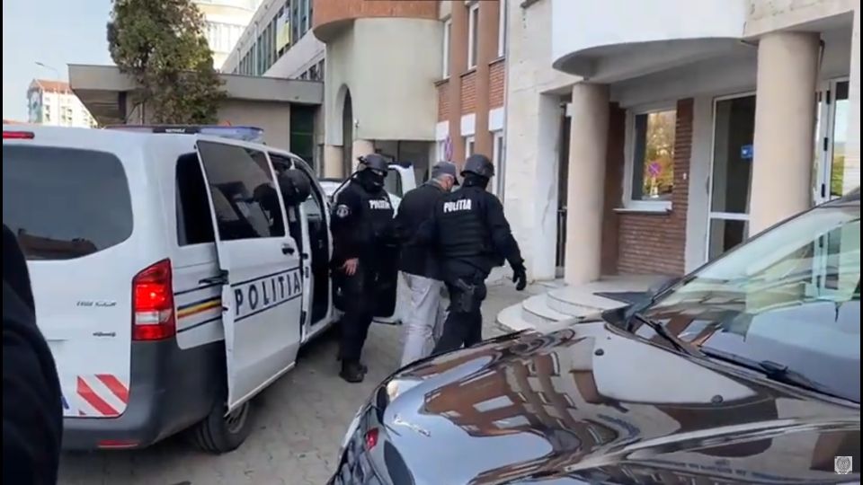 Sexagenar în arest, după ce a dat cu jula în bazarul din Pitești