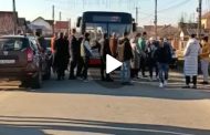 Argeș. Autobuz Publitrans blocat de mulțime în plină stradă