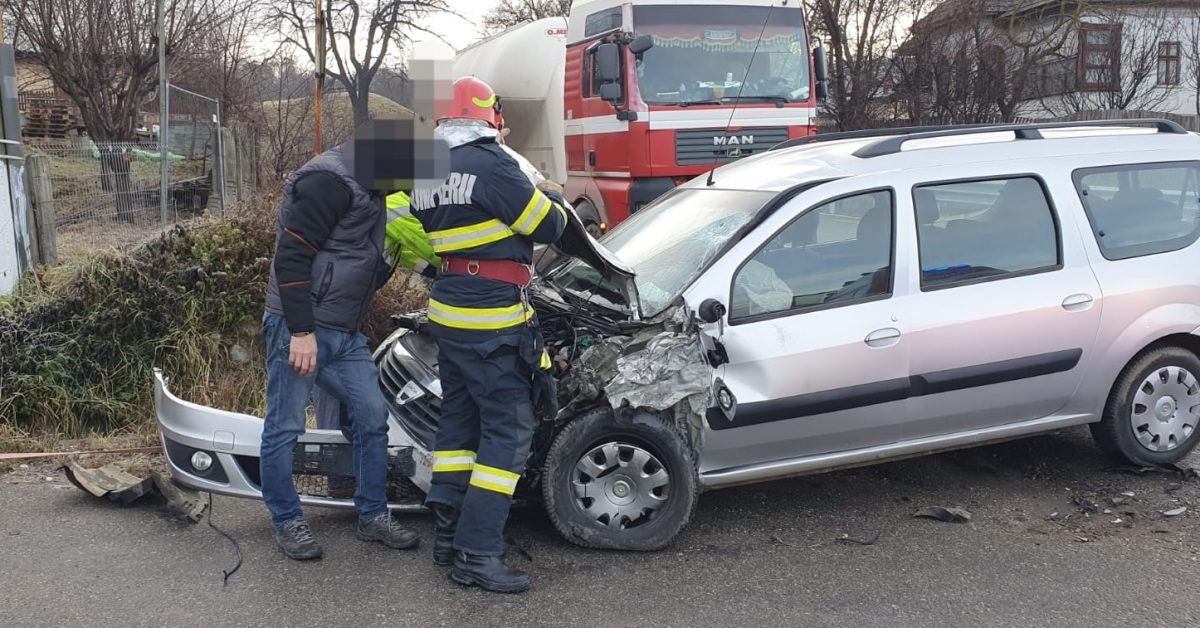 Argeş. Autoturism, impact cu un camion încărcat cu ciment