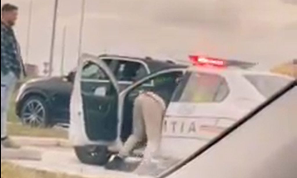 Video uluitor: Un şofer din Argeş intră peste poliţist în maşină!