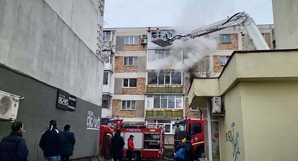 Incendiu într-un  apartament din Pitești, oameni evacuați