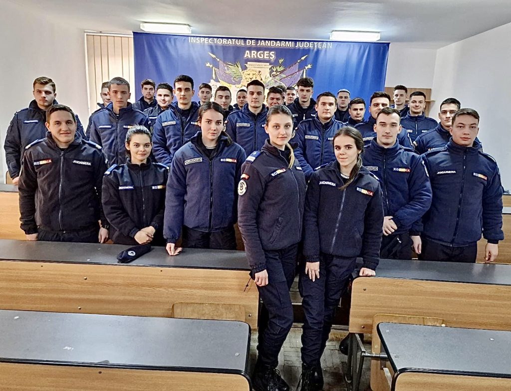28 de tineri, în practică la Jandarmeria Argeș