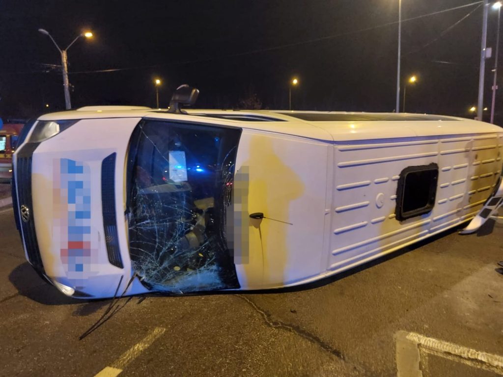 Microbuz răsturnat într-un sens giratoriu din Pitești