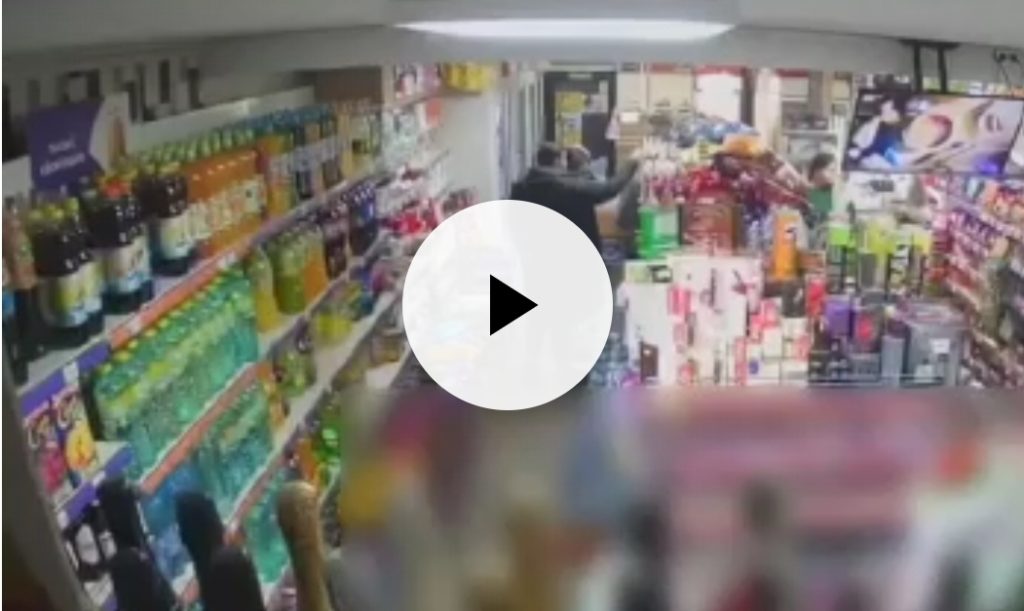 Video: Cum fură trei fete din Argeș, pe rupte, din magazin