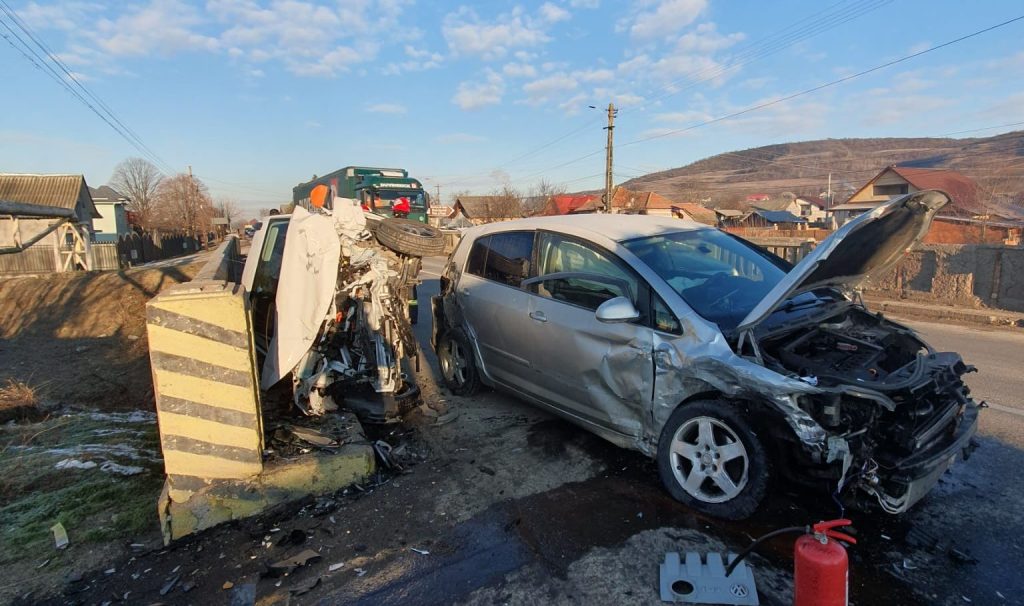 Grav accident în Argeș. Două femei încarcerate în auto