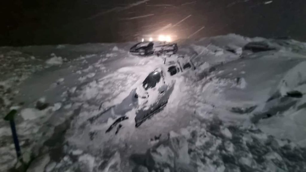 Video: Avalanșă în Argeș. Mașini surprinse la cabana Capra