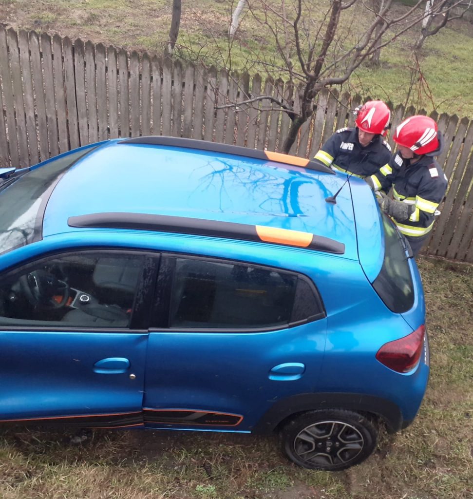 Argeş: Accident cu Dacia Spring. A intrat într-un cap de pod