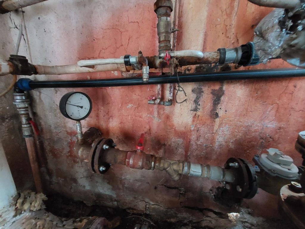 Branșament de apă clandestin identificat la o asociație de proprietari din Pitești