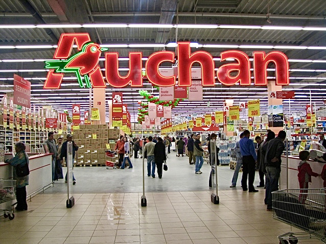 Lovitură pentru Auchan, după ce a anunţat că va renunţa la casieri
