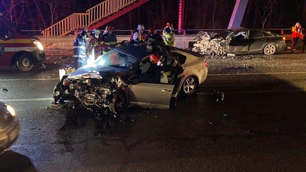Accident cu două mașini implicate în Argeș