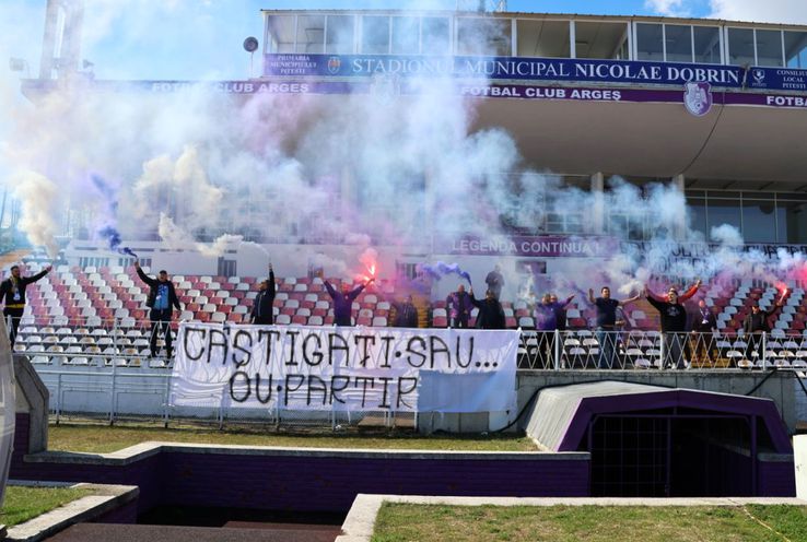 Suporterii FC Argeș au venit la antrenament cu torțe, fumigene și un mesaj tranșant