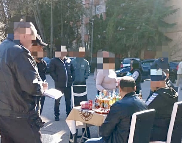Mare petrecere în stradă la Pitești, oprită de polițiștii locali
