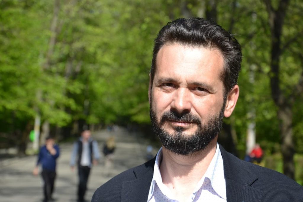 Mihai Coteţ critică administraţia locală din Piteşti pentru respingerea proiectului de bani pentru nou-născuţi