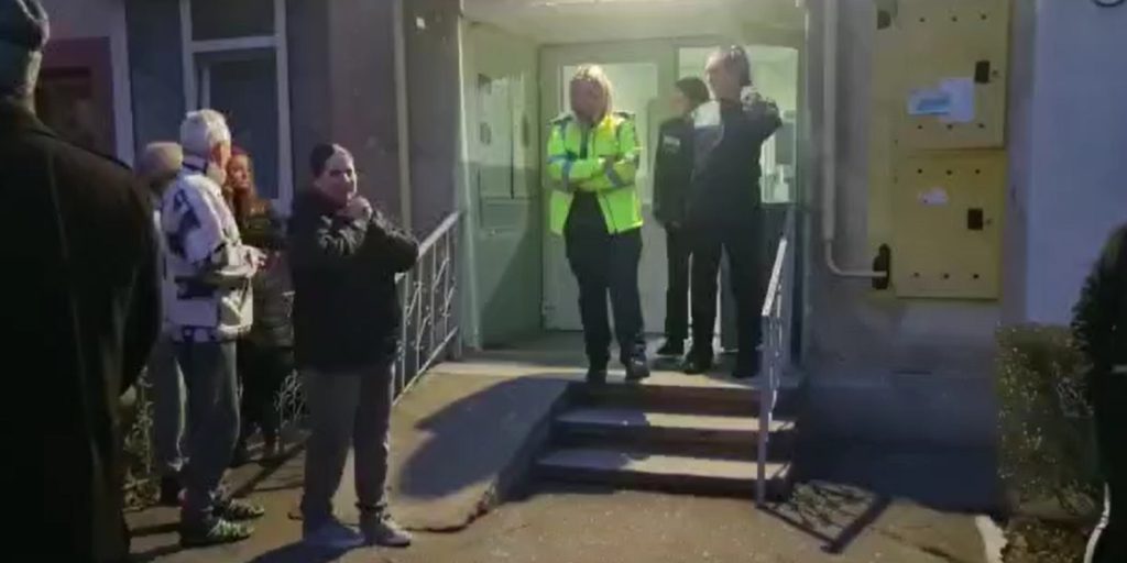 Video: Un tânăr din Piteşti a găsit pe balcon grenada tatălui său decedat. Locatarii au fost evacuaţi