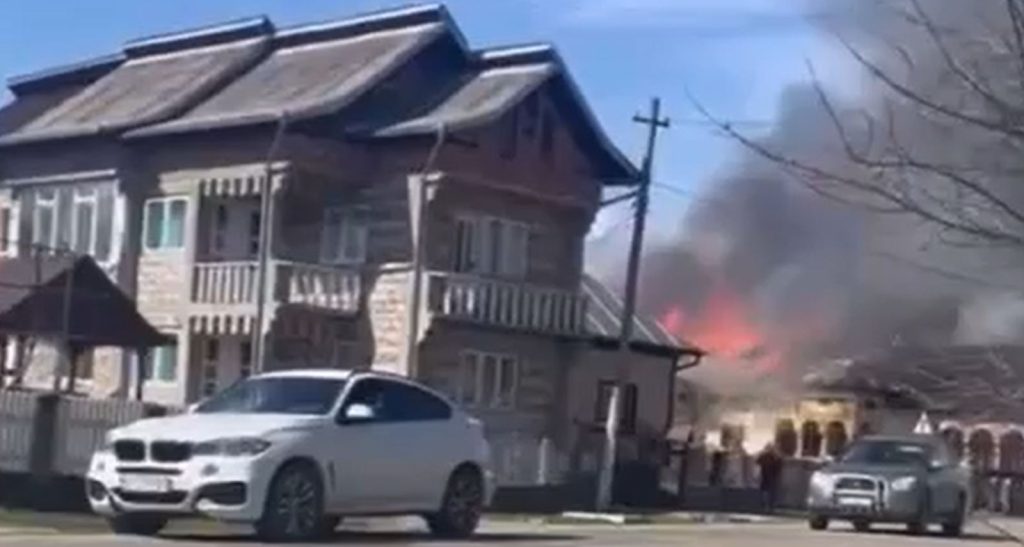 Video: Arde o casă în Argeș. Flăcările amenință și clădirile vecine