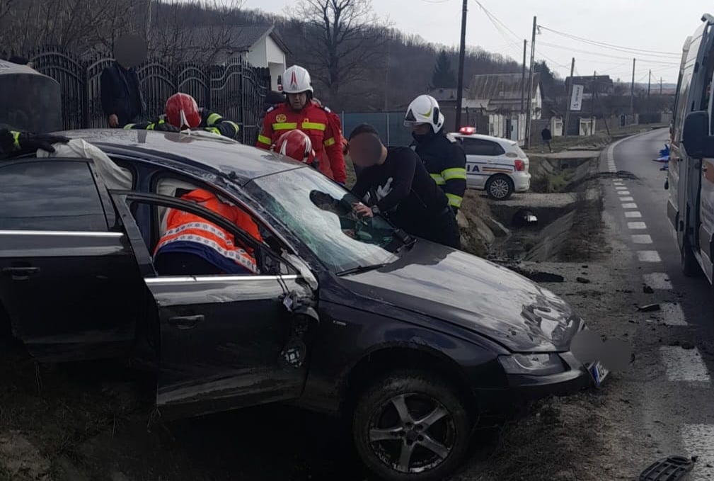 Argeş. Autoturism răsturnat, pe DN 7, în localitatea Drăganu