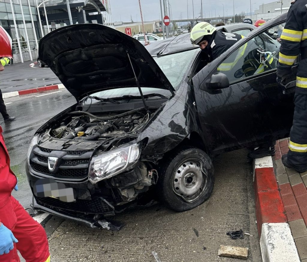 Accident în Argeș. Mașină răsturnată în sensul giratoriu
