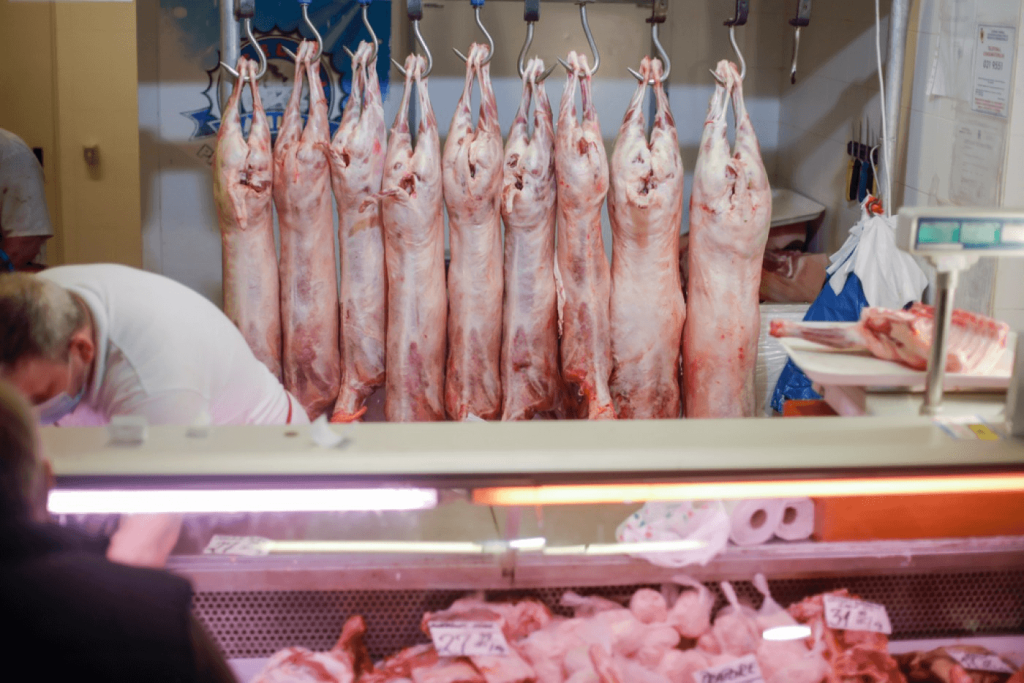 Argeș: Zeci de kilograme de carne retrase de la vânzare din abatoare și piețe