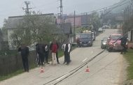 Un șofer din Argeș a trezit tot satul, după ce a lovit cu mașina un gard și a rupt un stâlp de beton