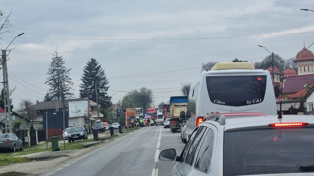 Accident lângă Pitești, microbuz cu autoturism. Trafic blocat
