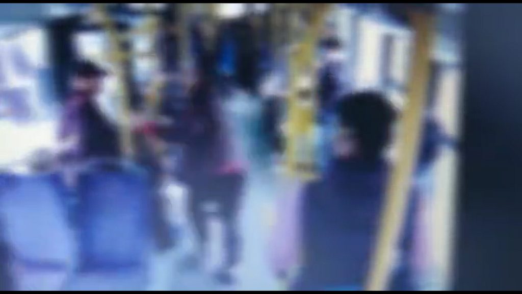 Video: Bărbat agresat de o şatră la Piteşti, omul a fost bătut în autobuz